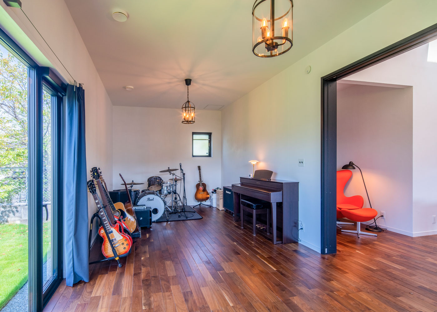 スヴァーリエヒュース／スマトチ／WOODBOX山梨【デザイン住宅、省エネ、平屋】音楽室は家族みんなで演奏できる広さを確保。ご主人こだわりのギターもカッコよく収納