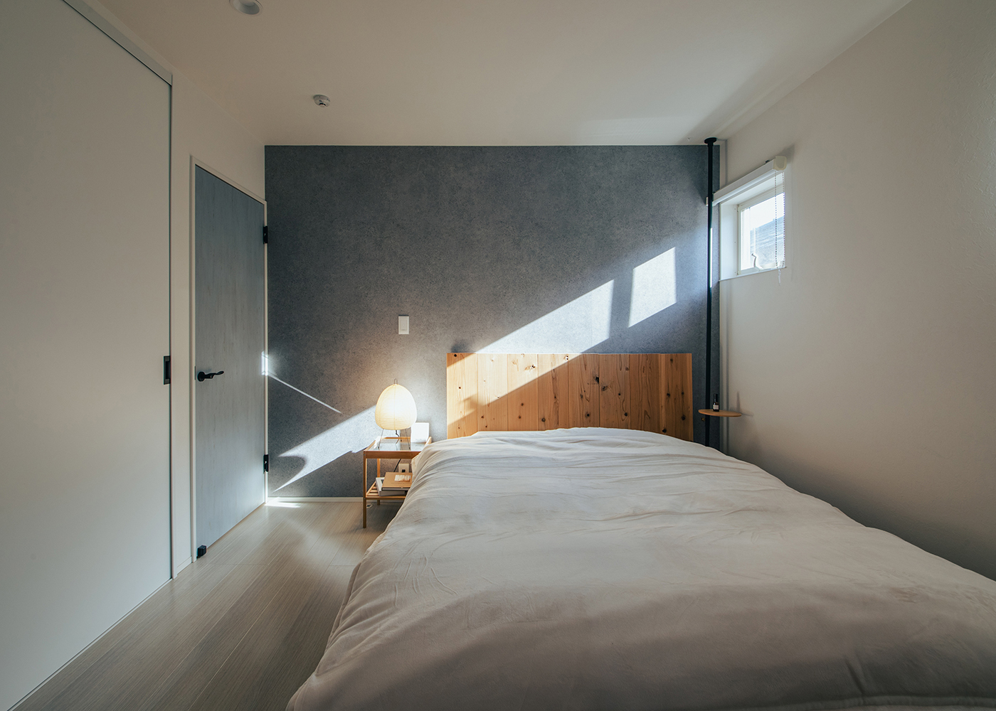 SEVEN HOUSE/セブンハウス【子育て、収納力、間取り】シンプルな寝室。窓から差し込む自然光が心地良く、リラックスできる空間を演出している