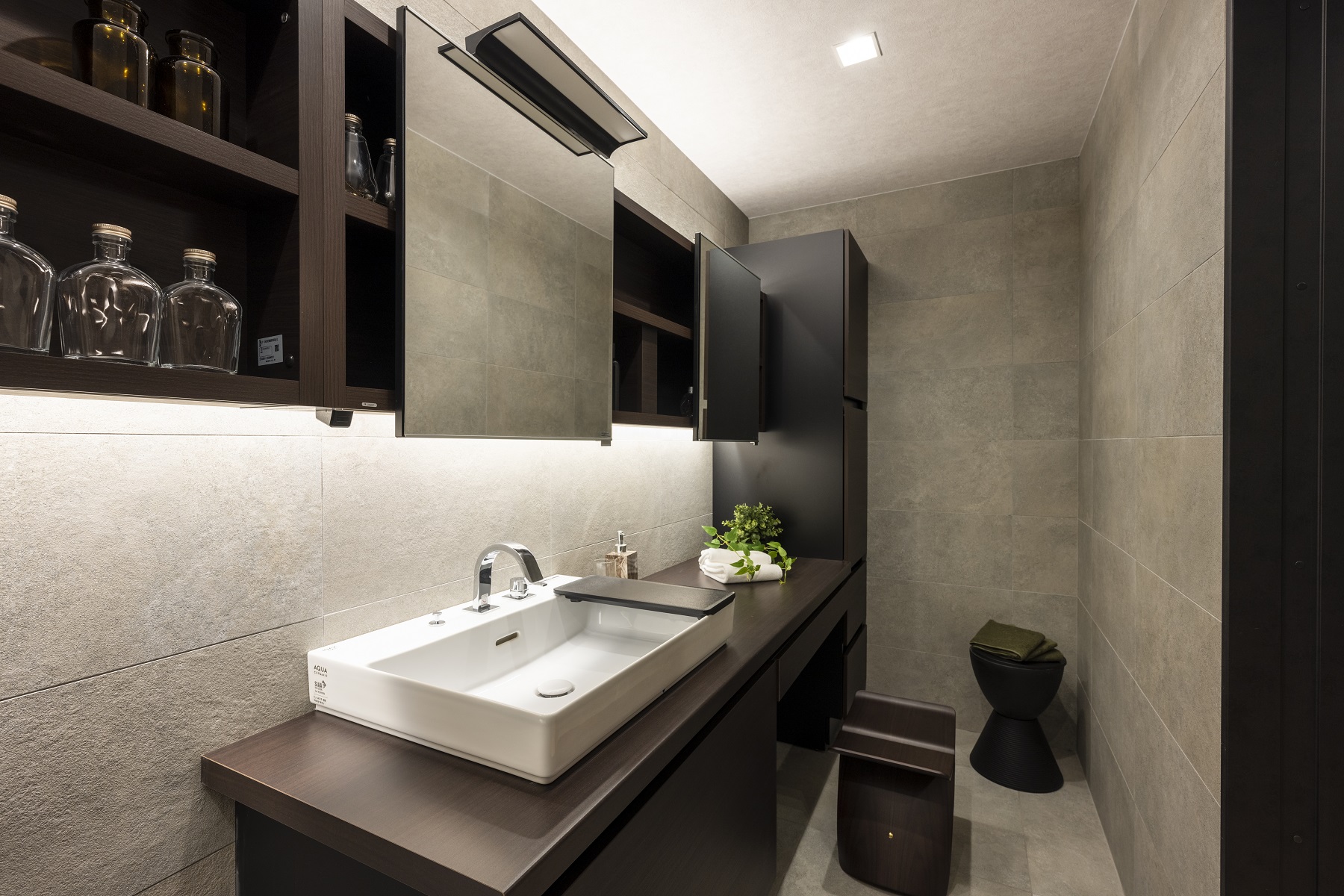 日本ハウスホールディングス 岐阜｜シックな色合いで統一された洗面スペース。大きな鏡とゆったりとしたカウンターが、快適な身支度空間を提供している。