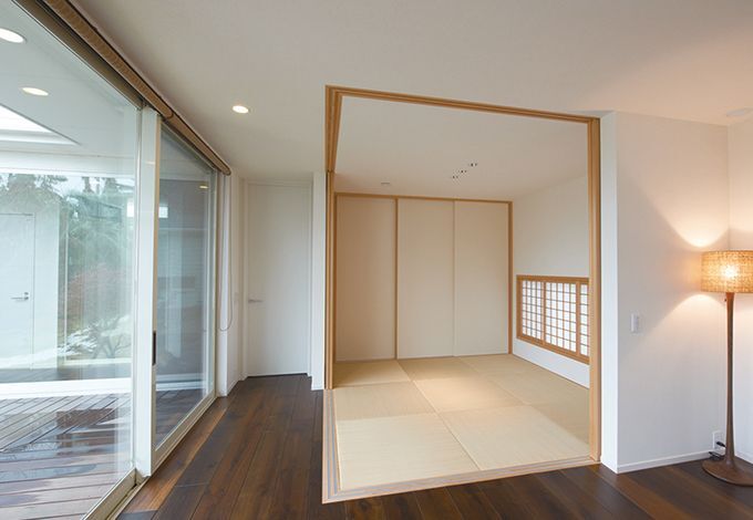 角に柱を置かず、開けた時に広がりが感じられる和室。鴨居は天井に埋め込まれ、すっきりとしたイメージに