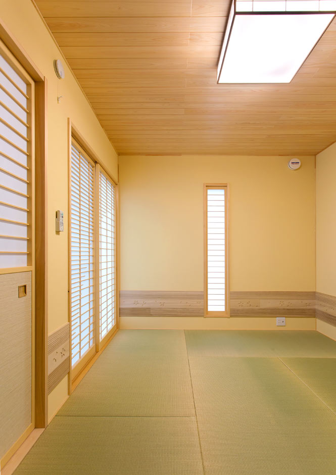 瀧口建設【二世帯住宅、自然素材、省エネ】リビングとフラットにつながる6畳の和室。壁は調湿効果の高い珪藻土クロスを採用。客間として使うだけでなく、洗濯物をたたんだり、子どもを昼寝させたり、ユーティリティに使えて便利