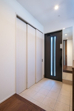 壁面にたっぷりの収納が広がり、家族全員の靴やベビーカー、アウトドア用品もしまえる。