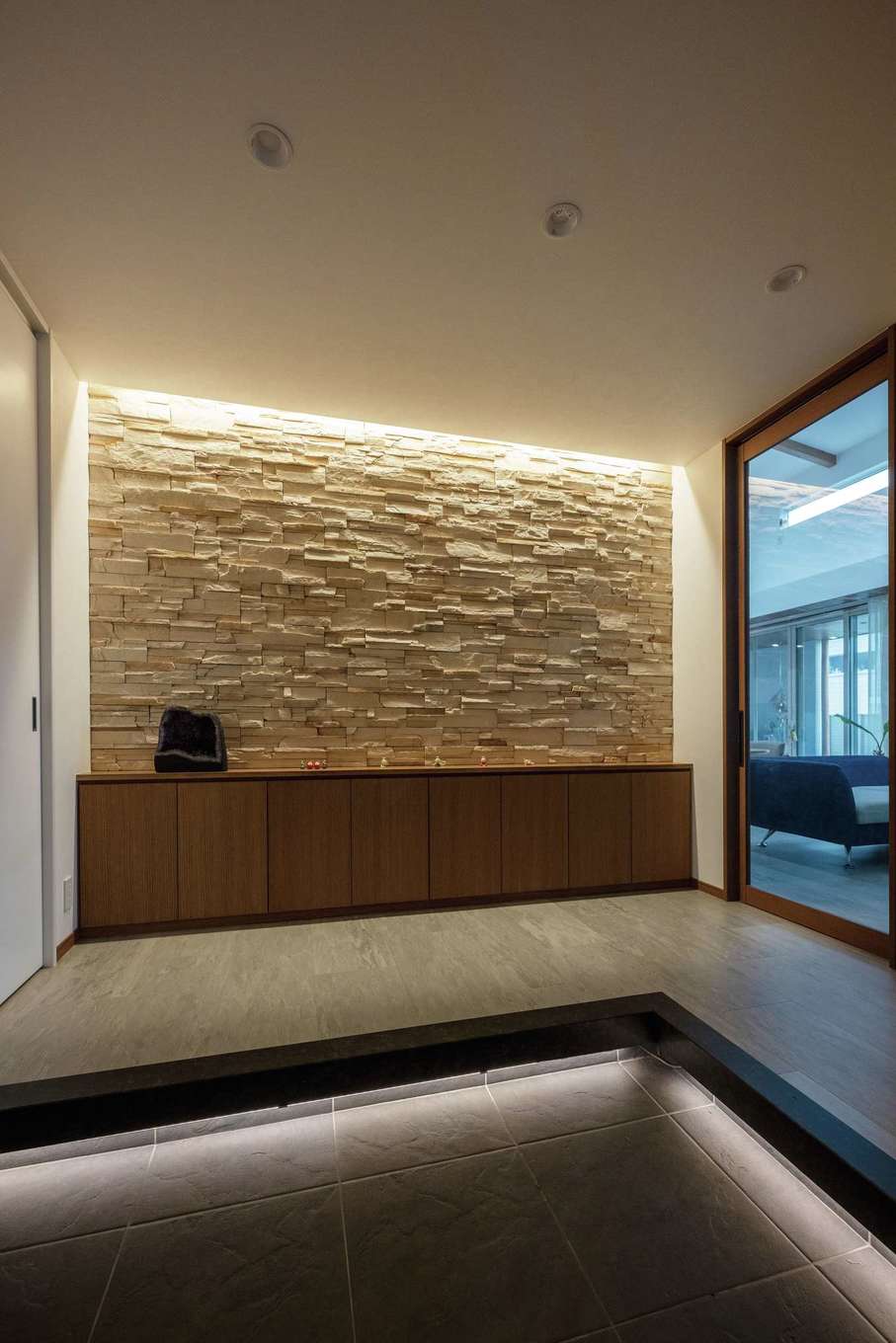 irohaco（アヴァンス）【デザイン住宅、高級住宅、間取り】タイル張りと間接照明の演出で高級感を出した親世帯の玄関ホール