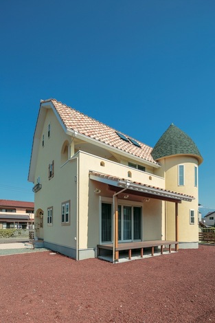 テーマパークに建っていそうなメルヘンチックな外観。大きな屋根も角度をつけて丸っぽく