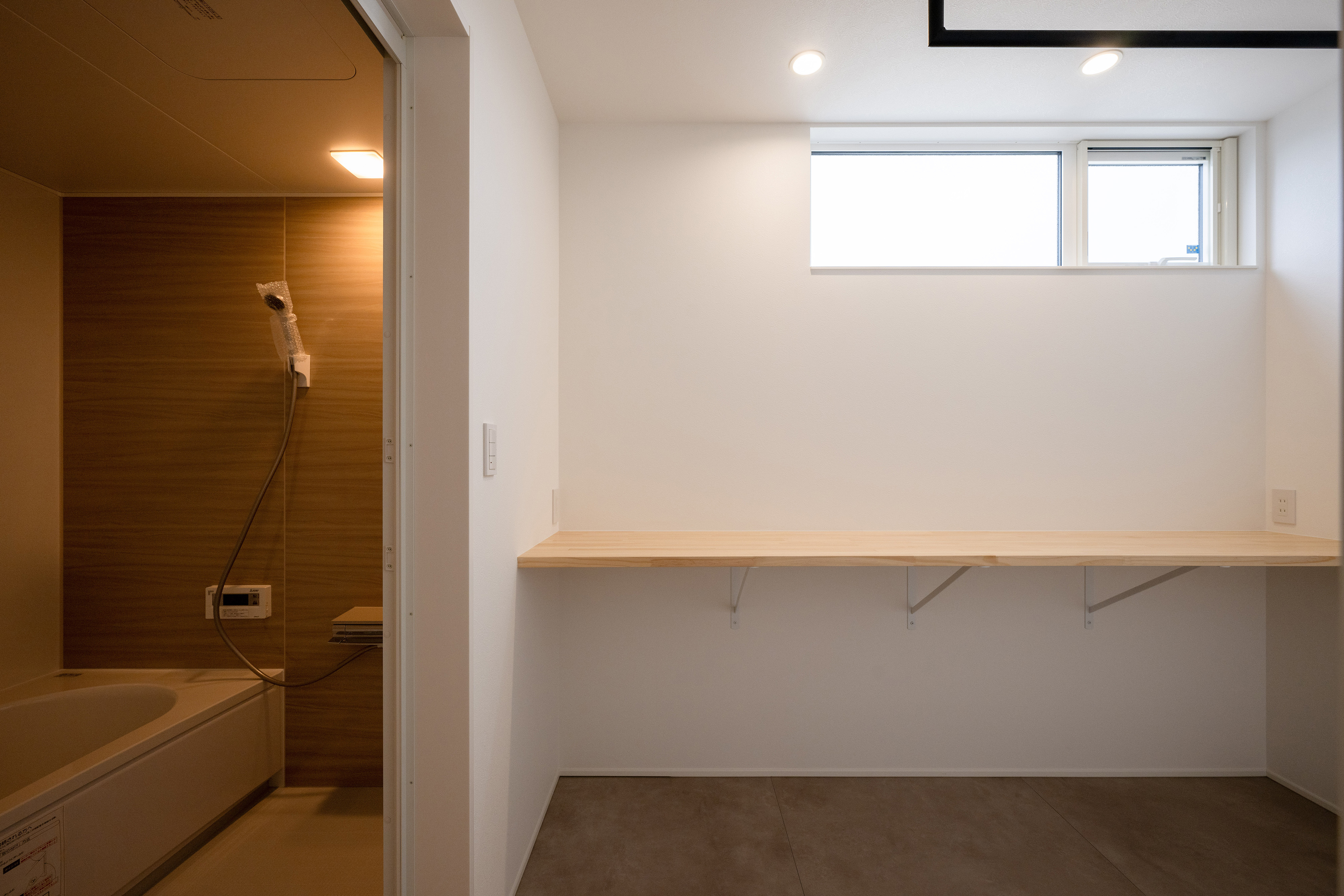 ハウスプラン（R＋house沼津・富士）【デザイン住宅、省エネ、建築家】暮らし方とスペースを踏まえ、浴室は2階に配された。すぐ横は脱衣室兼家事室で、洗濯はここで完結。乾いた衣類はすぐ近くにある家族共用のクローゼットへ