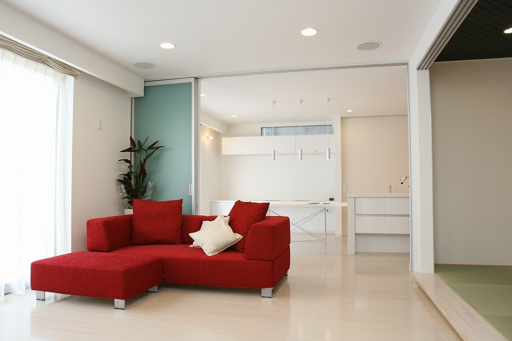 丸昇彦坂建設【デザイン住宅、子育て、間取り】白を基調とした清廉な住宅だが、色をうまく取り入れて住宅をコーディネート。家具だけでなく、建具のガラスや畳などの様々な要素にこだわりを持ち、デザイン性も一体感も兼ね備えている