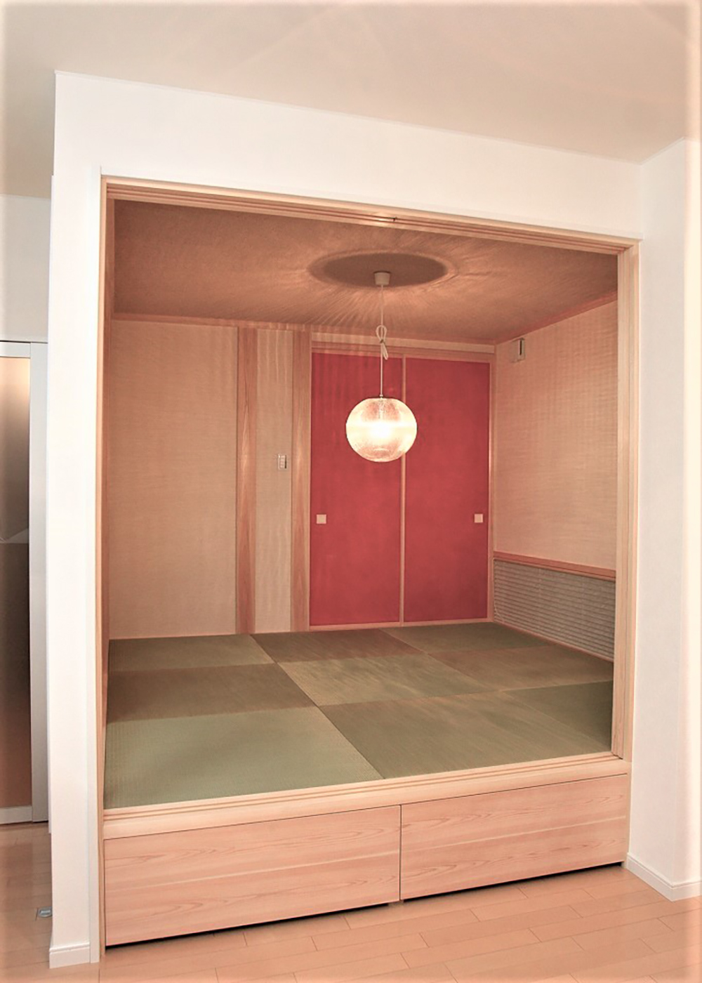 丸昇彦坂建設【デザイン住宅、収納力、和風】ペンダントライトのデザインが和室との完璧な調和を見せている。庭園も見られるこの和室はまさに日本の伝統そのもの