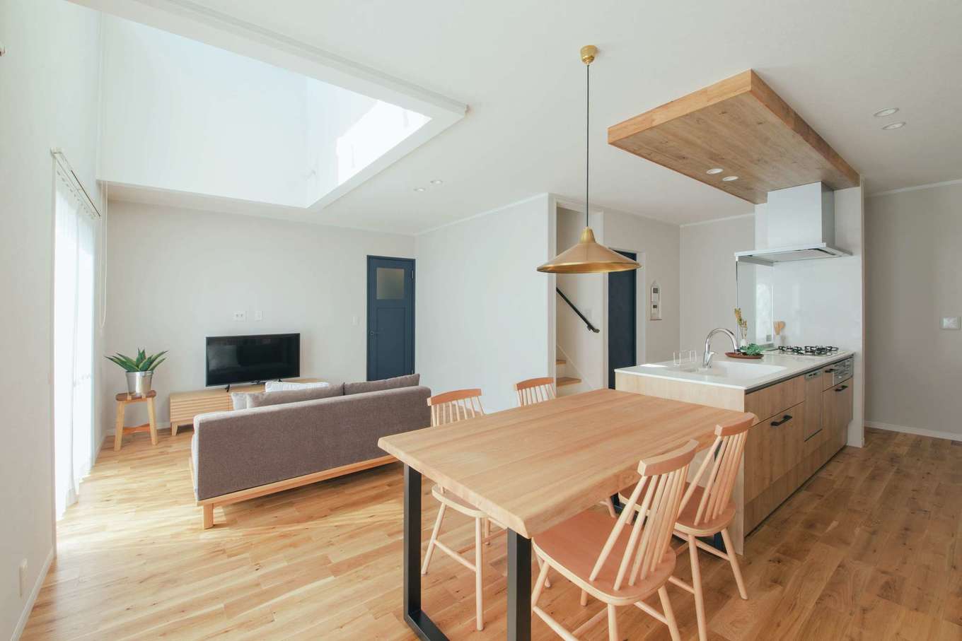 ほっと住まいる【自然素材、間取り、インテリア】L字型を描くLDKは過ごしやすい