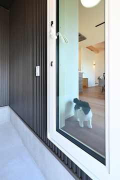 ガラス越しにガレージの様子がわかる