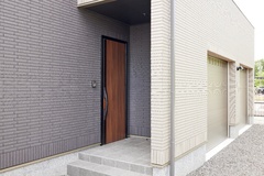 エントランスはガレージの袖壁を延ばすことで、外からの視線をさりげなく遮る工夫を。通行人の目線を気にせず、落ち着いた帰宅動線を確保。