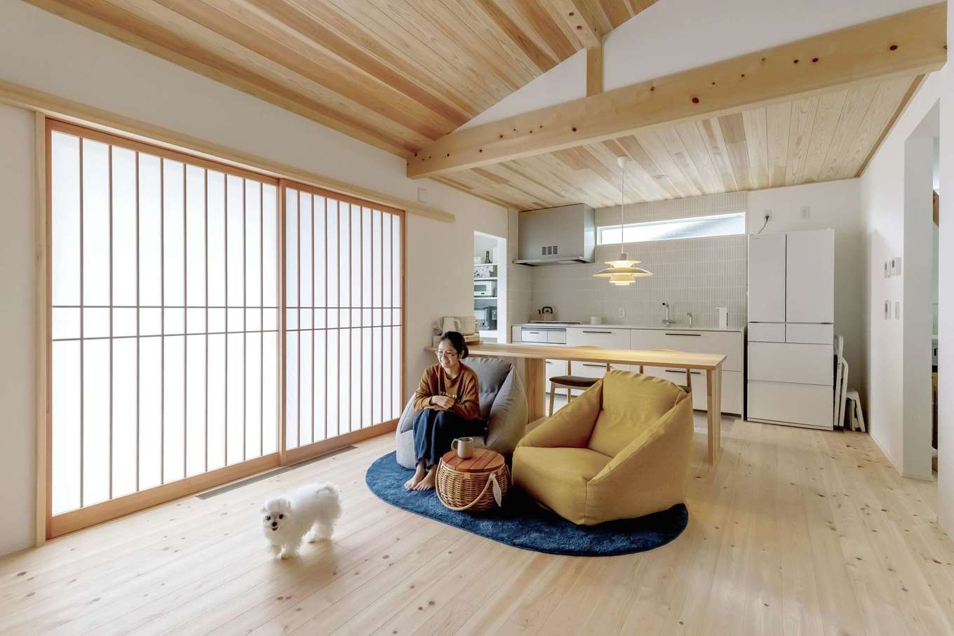 住まいるコーポレーション【省エネ、ペット、平屋】大開口に障子を組み合わせたほの明るい空間が心地良いLDK。床、天井、柱、梁は天竜ヒノキを使い、和とモダンが共鳴する安らぎの空間に。同社ならではの高い断熱・気密性能でUA値0.40、C値0.25のハイレベルな快適空間を実現
