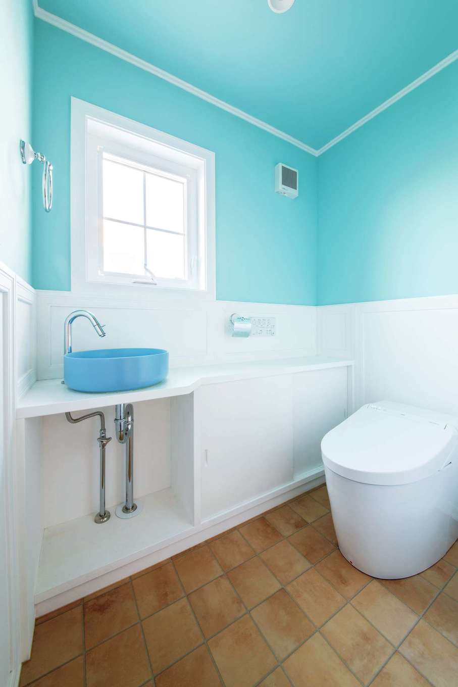 スカイグラウンド【デザイン住宅、子育て、趣味】トイレも室内と同様に白×ブルーで統一し、フレンチスタイルに演出