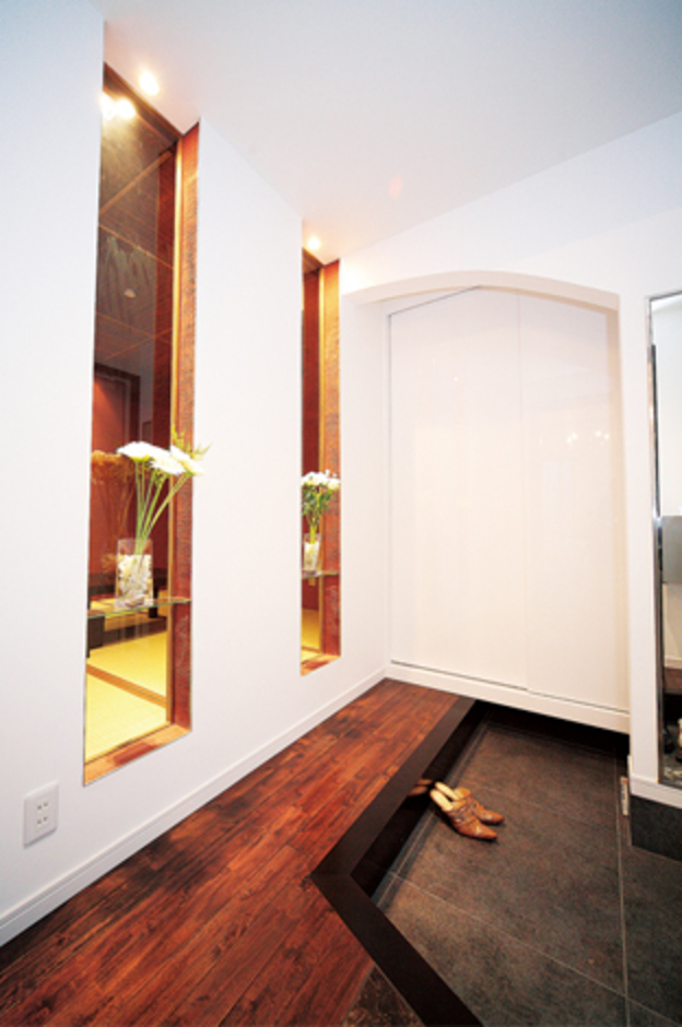 ガラスニッチからのぞく和室のしつらえが趣を添える玄関