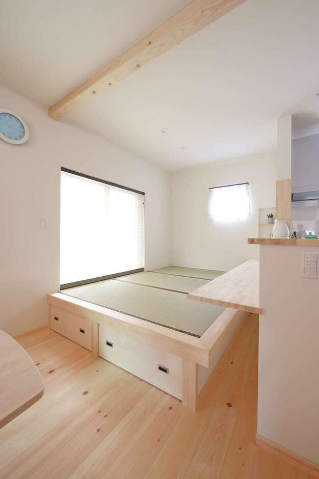 キッチン正面の小上がりは宿題によし、晩酌によし