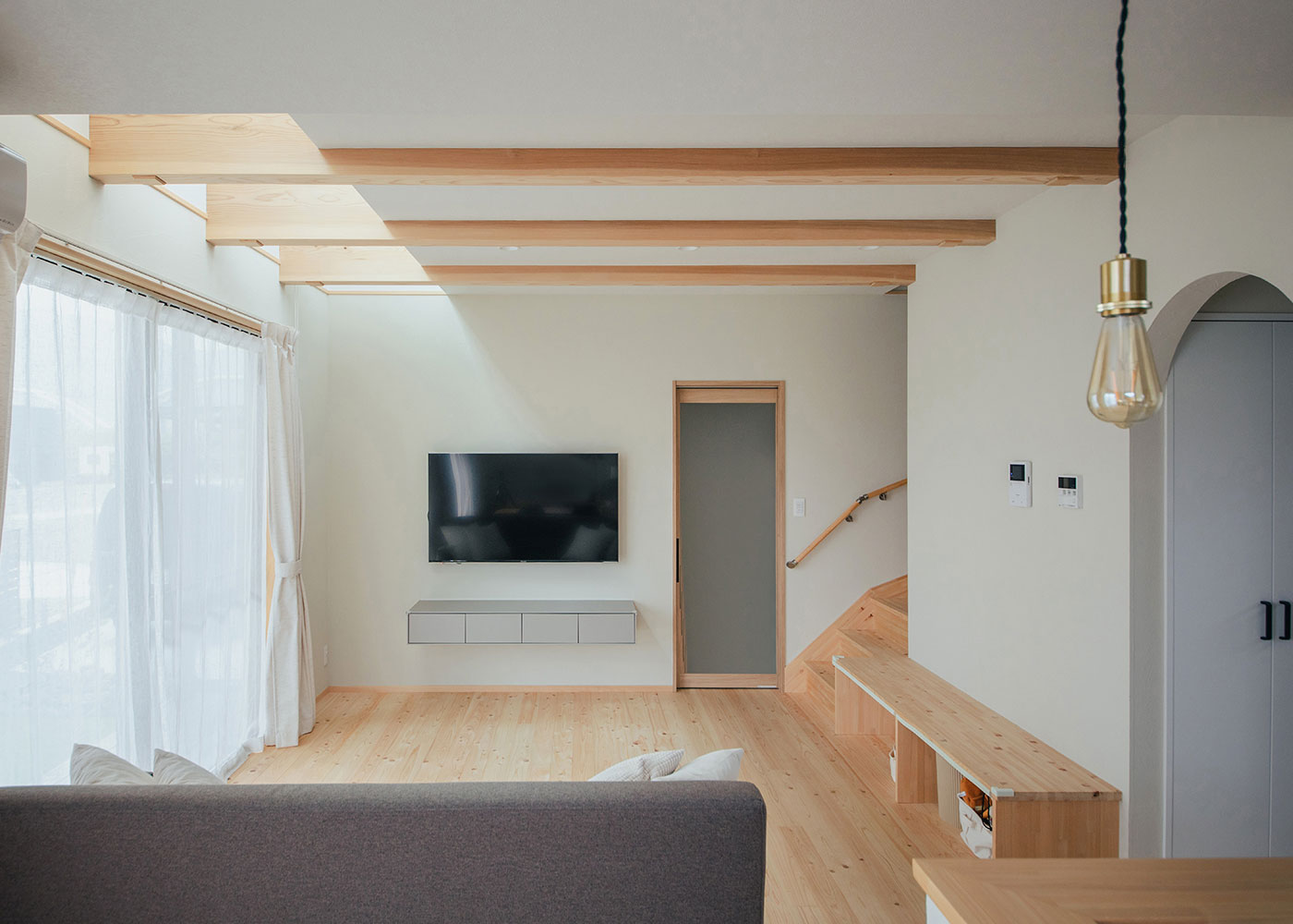 フジモクの家（富士木材）【デザイン住宅、子育て、自然素材】建具はオリジナル。行き来の様子が伝わる