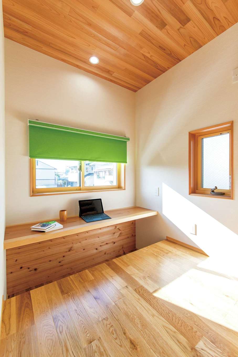 櫻 工務店【和風、自然素材、間取り】見学会で見て気に入り採用した、ご主人専用の堀りごたつ式の書斎。誰にも邪魔されずに資格試験の勉強や、リモートワークに集中できる
