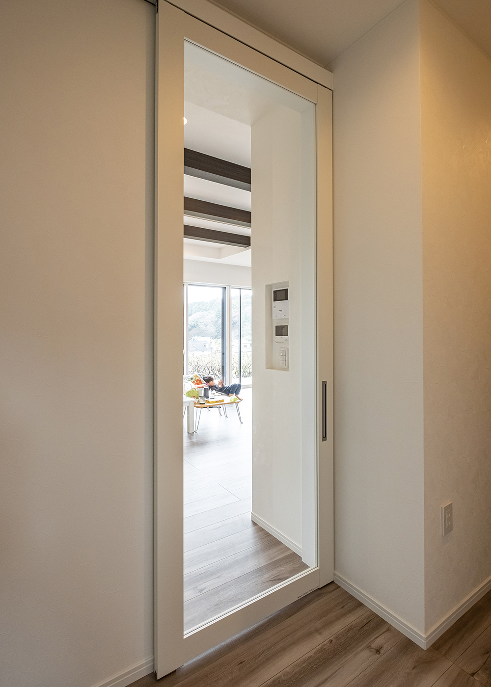 臼幸産業【子育て、省エネ、間取り】リビング入り口の扉にクリアガラスを採用し明るさと開放感を演出