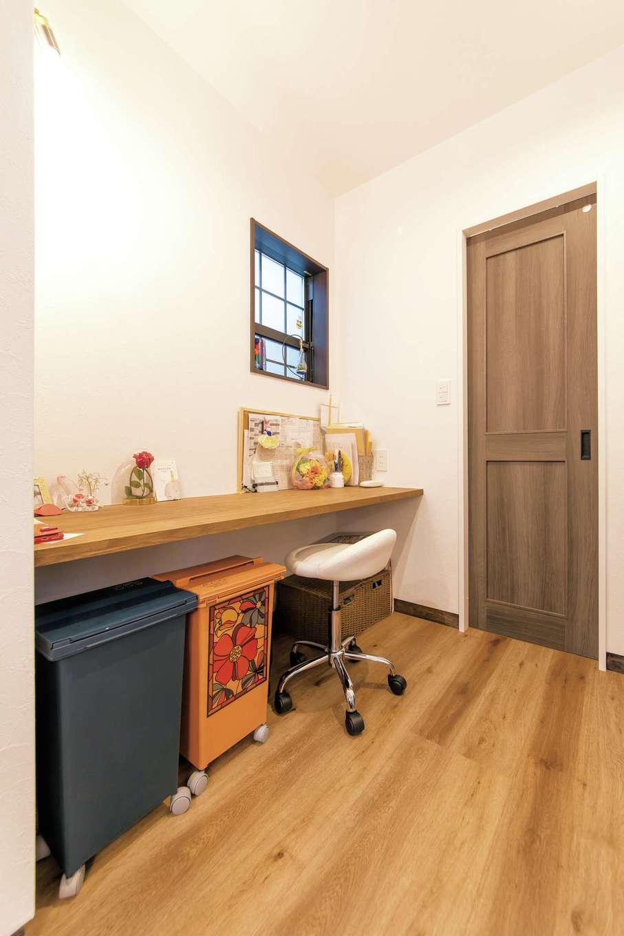 三和建設【子育て、収納力、自然素材】キッチン脇に作られた家事カウンター。ちょっとした書き物をしたり、アイロンやミシン掛けをしたりと、奥さまが便利に使えるスペース