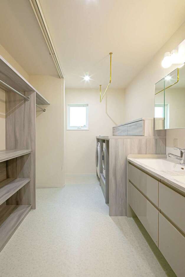 洗濯機＆乾燥機の設置スペースとクローゼットを設けたパウダールームで洗濯は完結