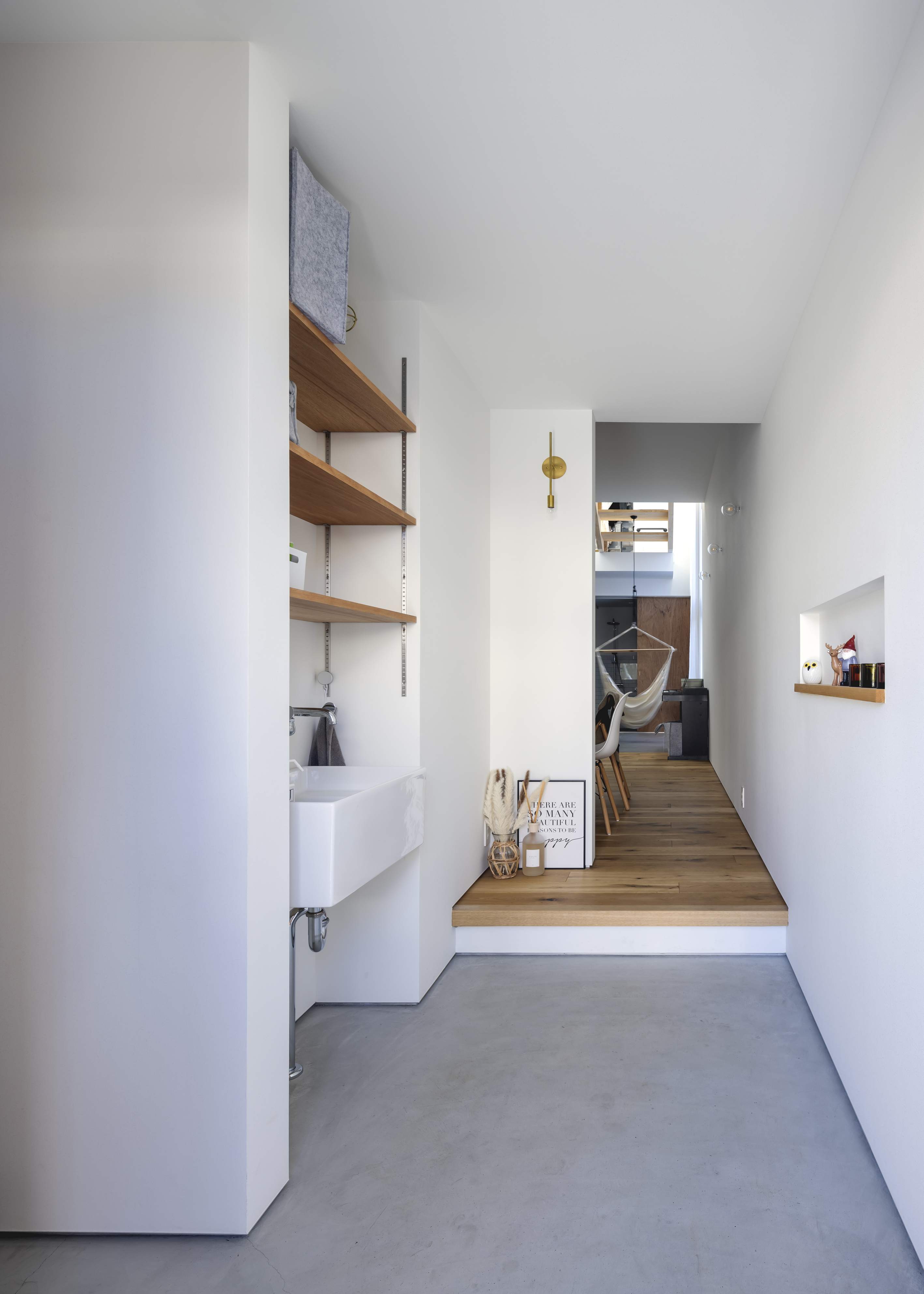 NATUREスペース【狭小住宅、建築家、スキップフロア】エントランスに入ると、家族動線とお客さま動線の2wayが用意されている。帰ってきたらまず手洗いができるのもうれしい