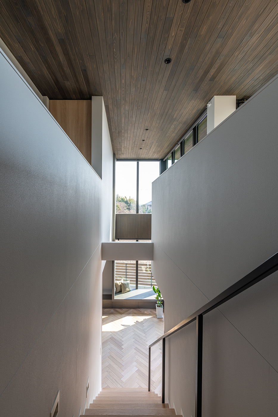 la CASA（ラ・カーサ）【デザイン住宅、建築家、インテリア】光を取り入れる窓と落ち着きをつくりだす壁、さらに開放的な吹抜けが絶妙に融合した空間