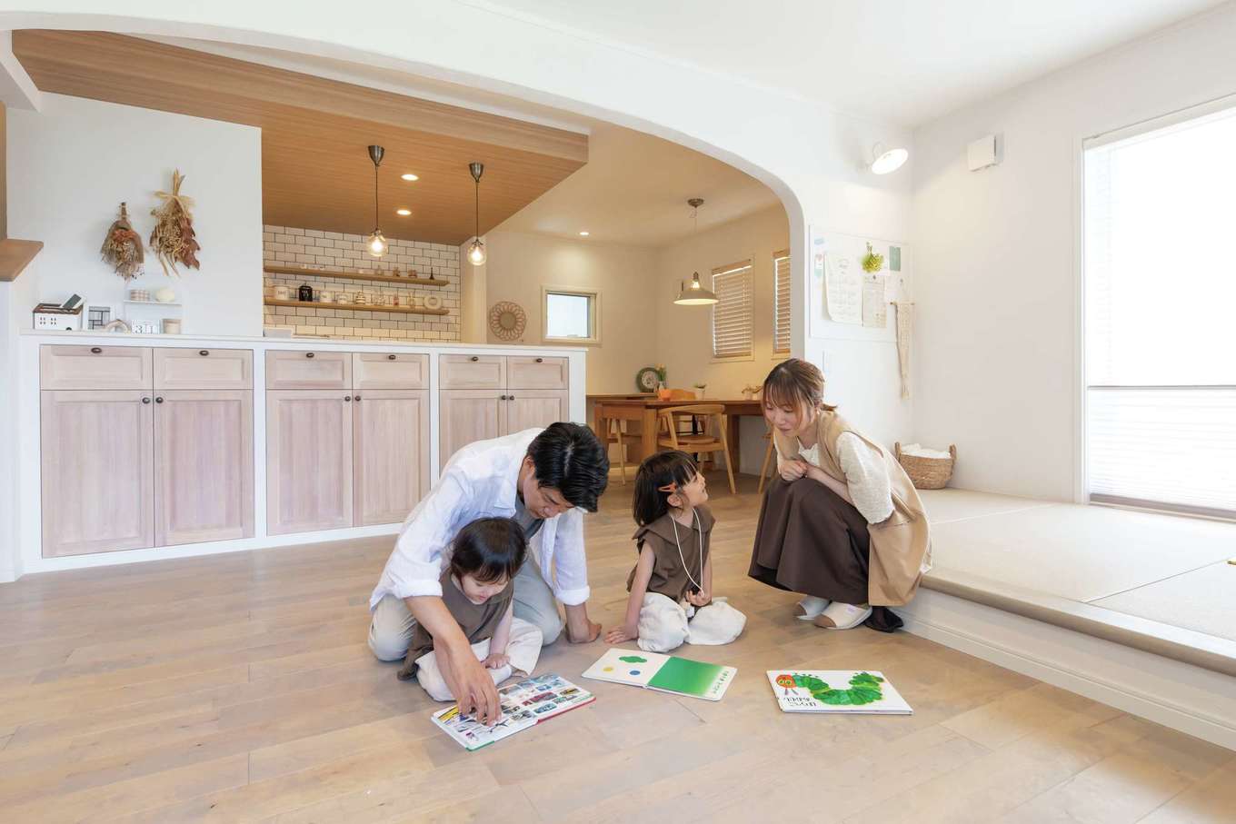 ハートホーム【デザイン住宅、自然素材、間取り】ダイニングはキッチンと横並びにし、カウンターは物別に分けられる造作収納に。見た目にもかわいく、部屋としての統一感も出る