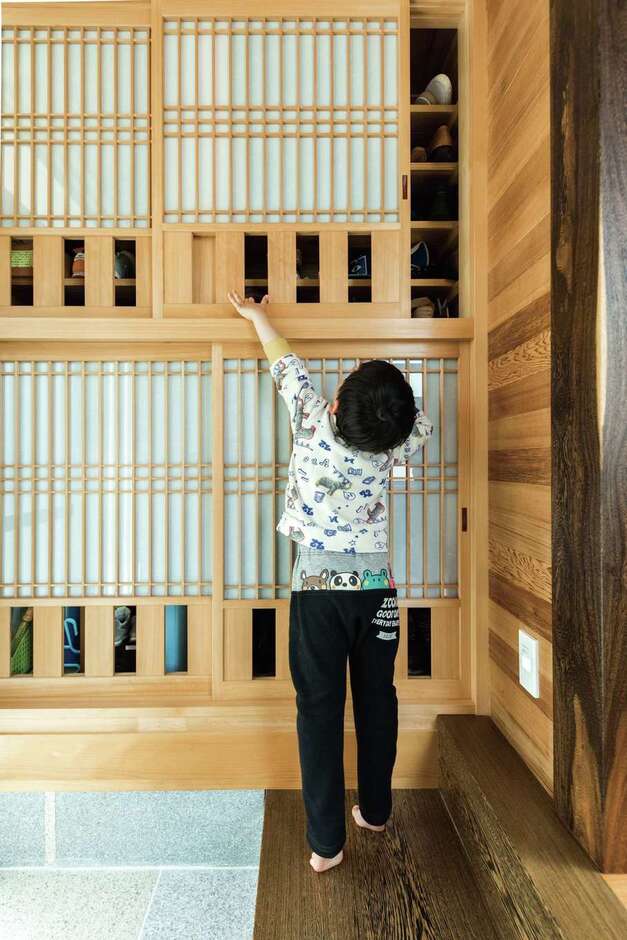 玄関収納の無双窓はスライドさせて開閉。換気ができ、靴箱に湿気がこもりにくい