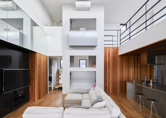 リビングのサイドには、「DEN」が設けてあり、子どもの遊び場や読書スペースなど多彩に活躍。DENの上部には子どもが乗って遊べるネットが張ってあり、そのさらに上は2階の書斎の内窓に面している