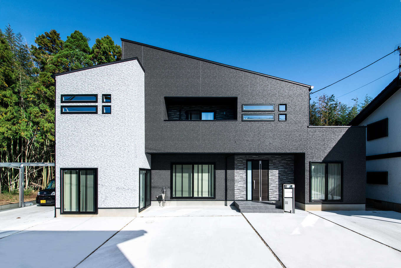 吉川住建【子育て、省エネ、ガレージ】黒と白のスタイリッシュな外観デザイン。片流れの屋根に10.96kWのソーラーパネルを搭載