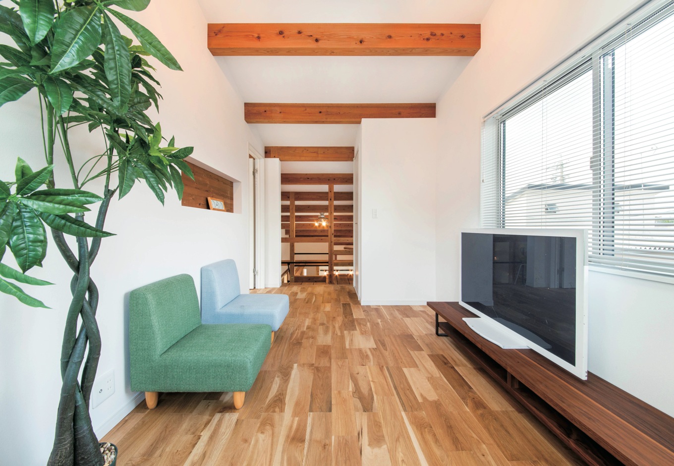 住たくeco工房【1000万円台、自然素材、平屋】1.5階のセカンドリビング。1階の床に天竜杉を使ったので、オーク材を採用して変化をつけた