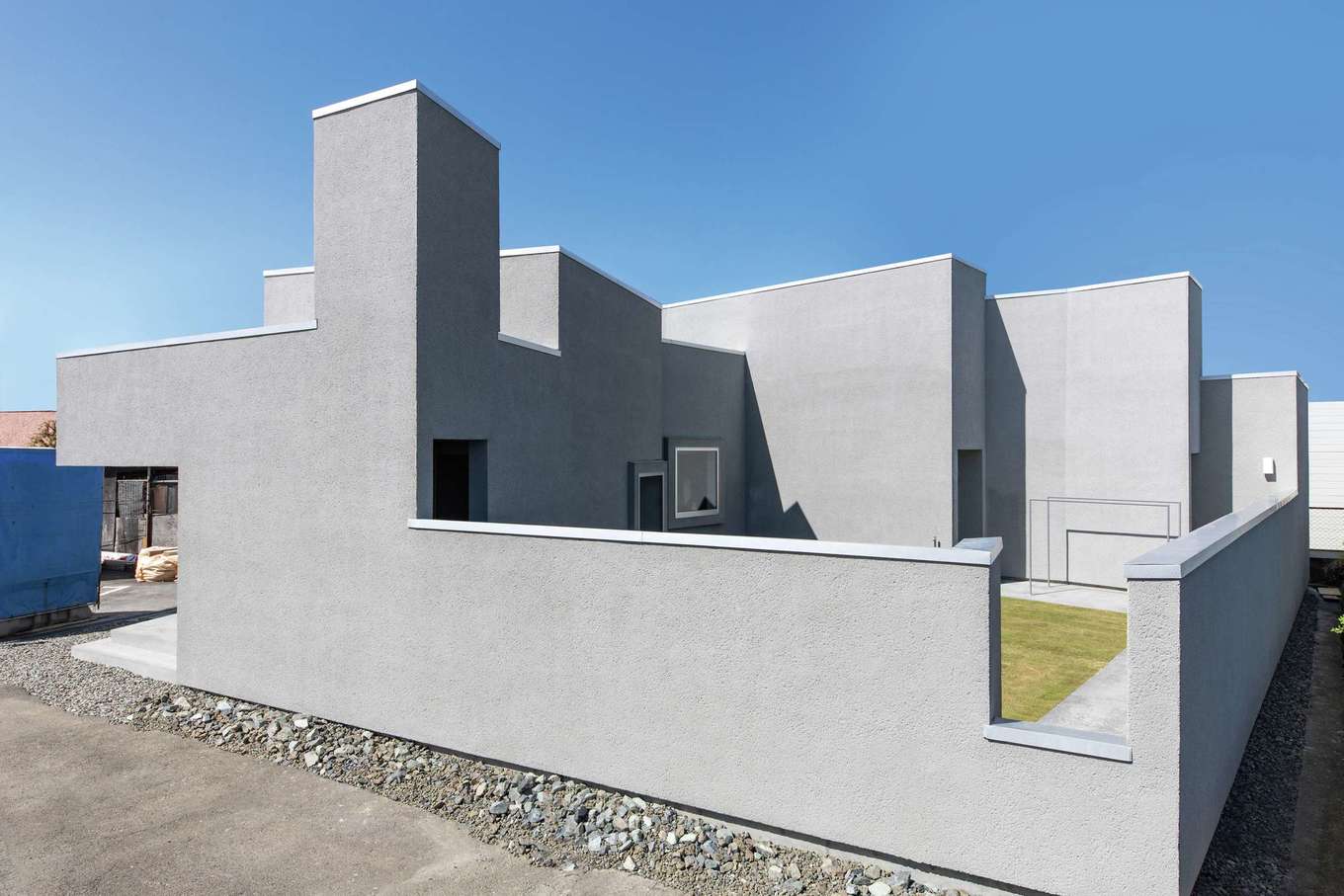 建杜 KENT（大栄工業）【デザイン住宅、高級住宅、平屋】外壁で中庭まで囲んだユニークな外観。外に対して閉ざすのではなく、中庭を通して外部に開くよう意識した