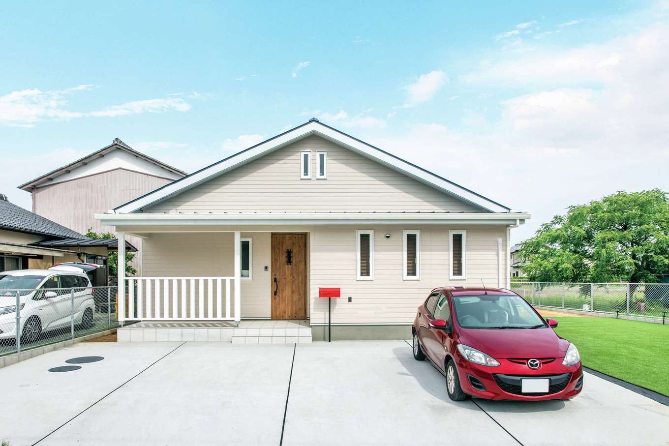 水田建設【デザイン住宅、省エネ、平屋】カバードポーチのあるカリフォルニアスタイルの平屋の外観。三角屋根の部分をロフトに利用して、収納や趣味のスペースに充てている