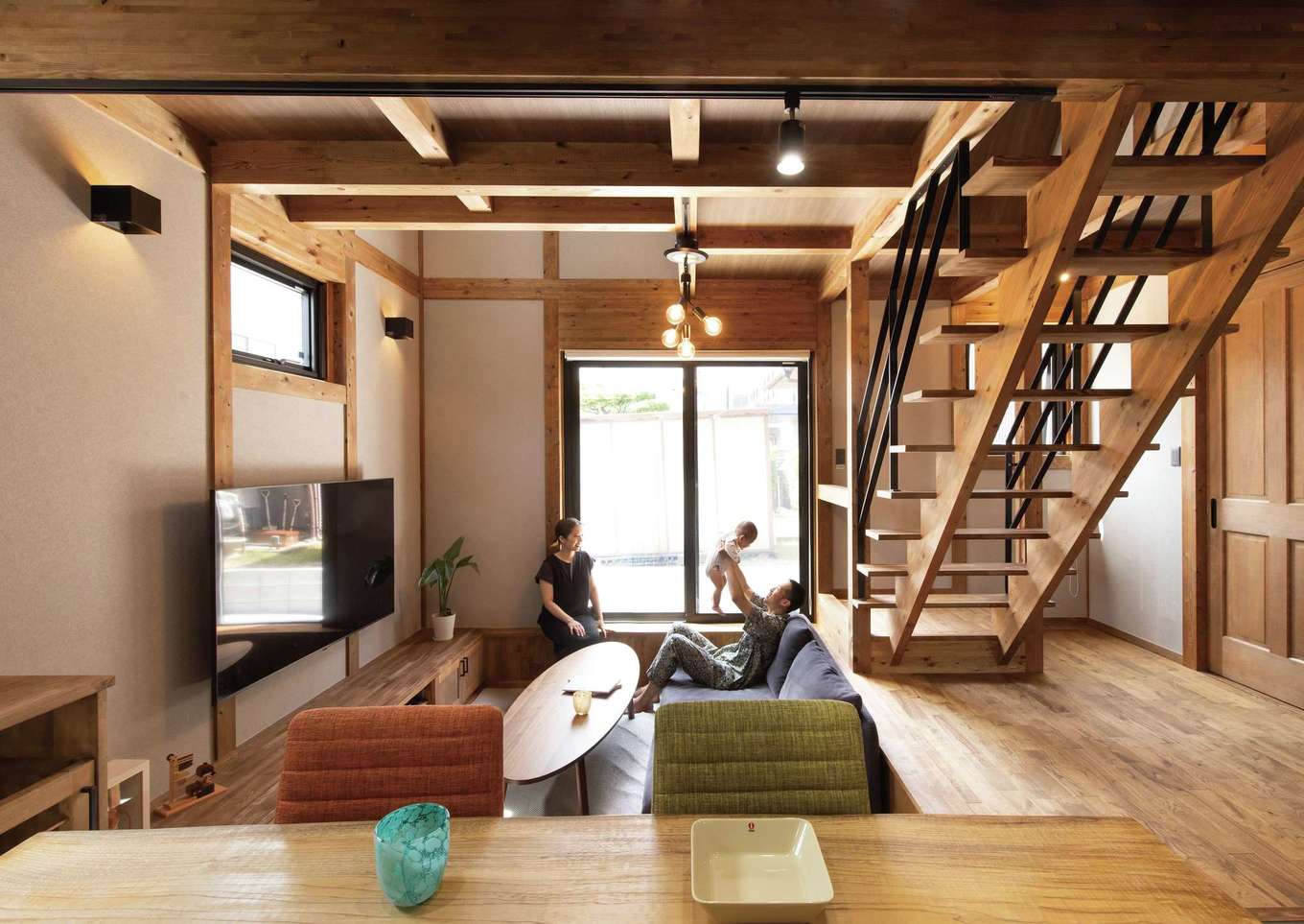 サイエンスホーム【1000万円台、自然素材、省エネ】真壁づくりと外張り断熱で、夏も冬も温度差がなく快適。冬は床下エアコン1台で家じゅうが暖かくなる。ZEHで光熱費も抑えられるので、財布もあたたかい