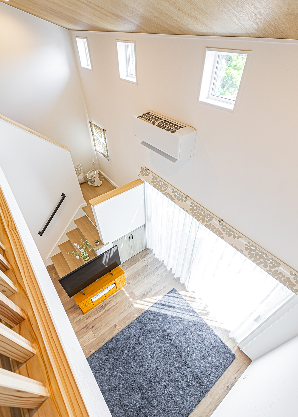 cozy house（小塚建設）【二世帯住宅、間取り、平屋】勾配天井になっているリビングの吹き抜けと窓から、ロフトにもたっぷりの光が届く