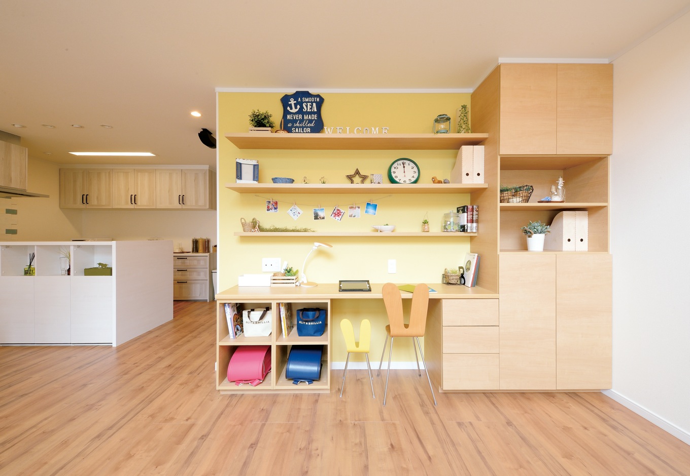Yamaguchi Design 掛川店（アイフルホーム 掛川店）【掛川市南西郷480-3　・モデルハウス】リビングにあるクローゼットは、子どもの道具の収納やスタディ コーナーに。ママのワークスペースとしても大活躍