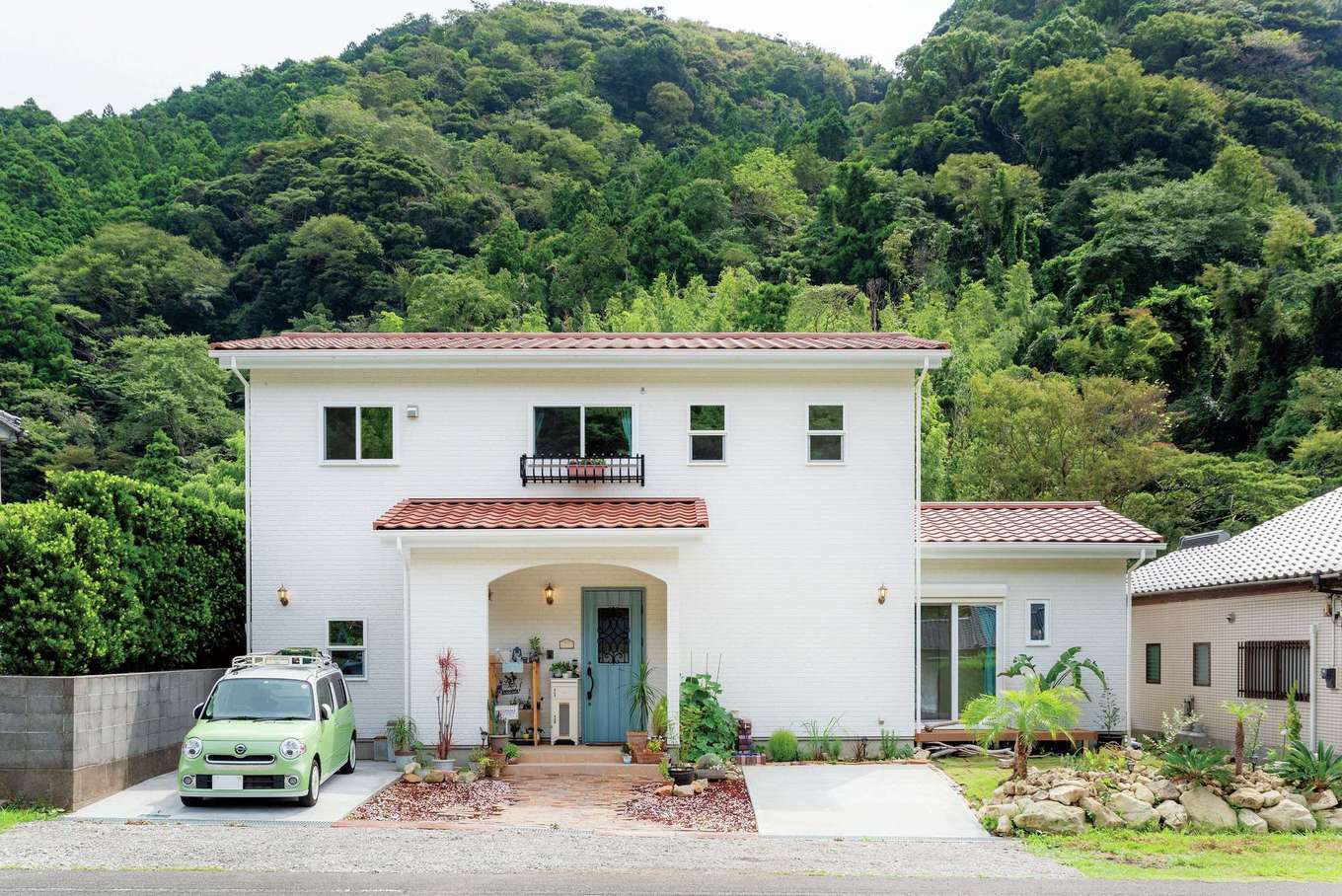 irohaco （アヴァンス）【デザイン住宅、子育て、輸入住宅】奥さまの好きなプロヴァンススタイルの外観と、ご主人が好きな南国風のエクステリアがベストマッチ。ターコイズブルーの玄関ドアがアクセントに