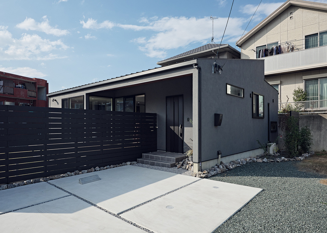 高い塀を設けてプライバシーを確保