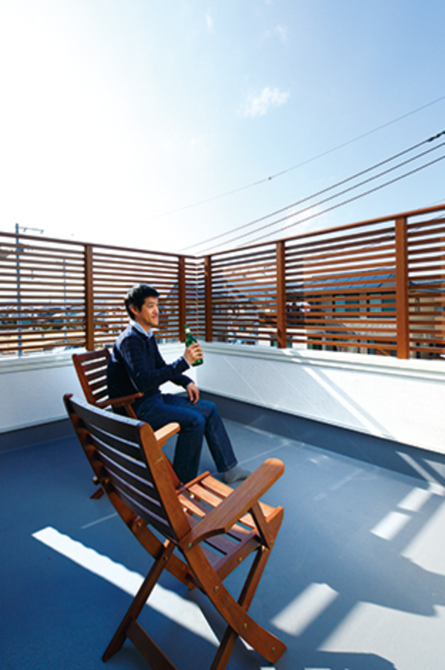 洗面室と直結するバルコニーでは、風呂上りにキンキンに冷えたビールをぐいっと楽しめる極上のスペース。横格子でプライバシーを確保したバルコニーは、屋外に設けられたセカンドリビング