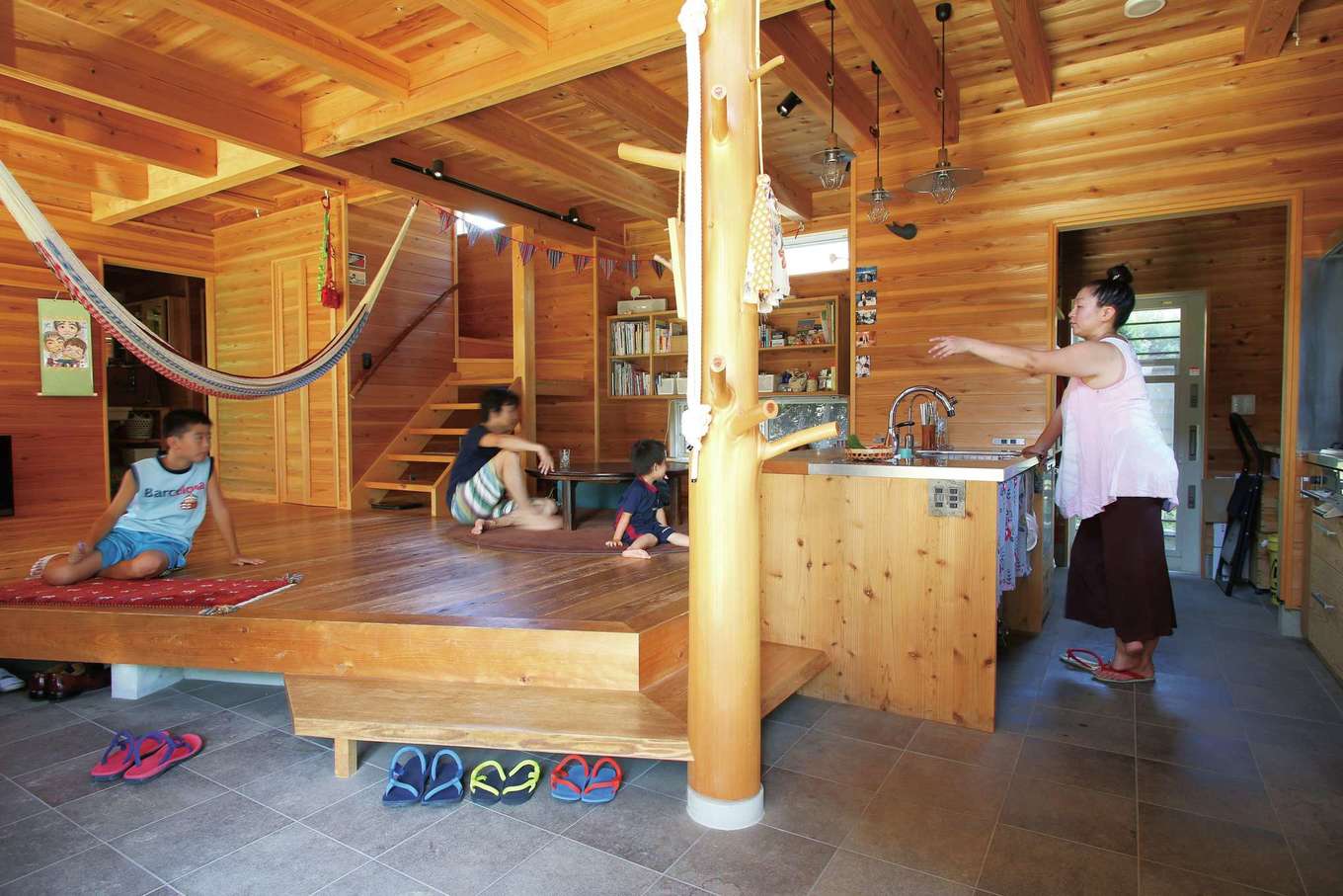 有吉住宅【子育て、趣味、自然素材】玄関からつながる土間キッチンは奥さまからのリクエスト。昔懐かしい昭和の茶の間のような雰囲気が心地いい。吹抜けを通して2階の音も聞こえるので安心