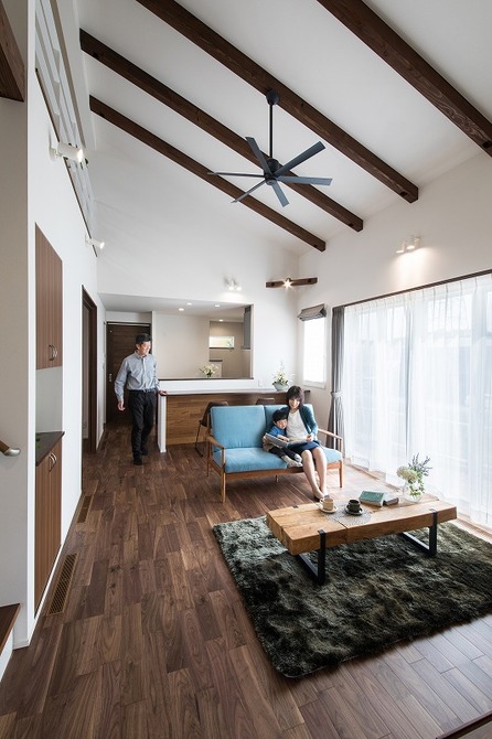 小幡建設【夫婦で暮らす、間取り、平屋】現しの梁はご主人のこだわり。勾配天井のおかげで空間に広がりが生まれている