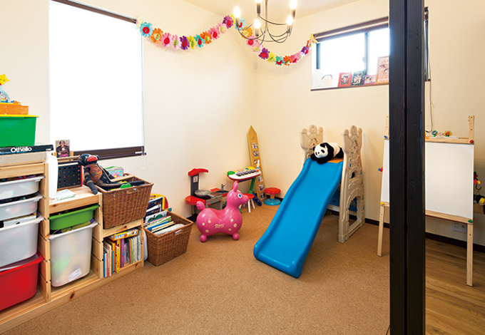 花みずき工房｜クローゼットに窓を追加して子ども部屋に。東側に小窓を追加して明るい空間に生まれ変わった。杉の建具で間仕切りもできる。将来的には夫婦の寝室になるかもしれないとのこと
