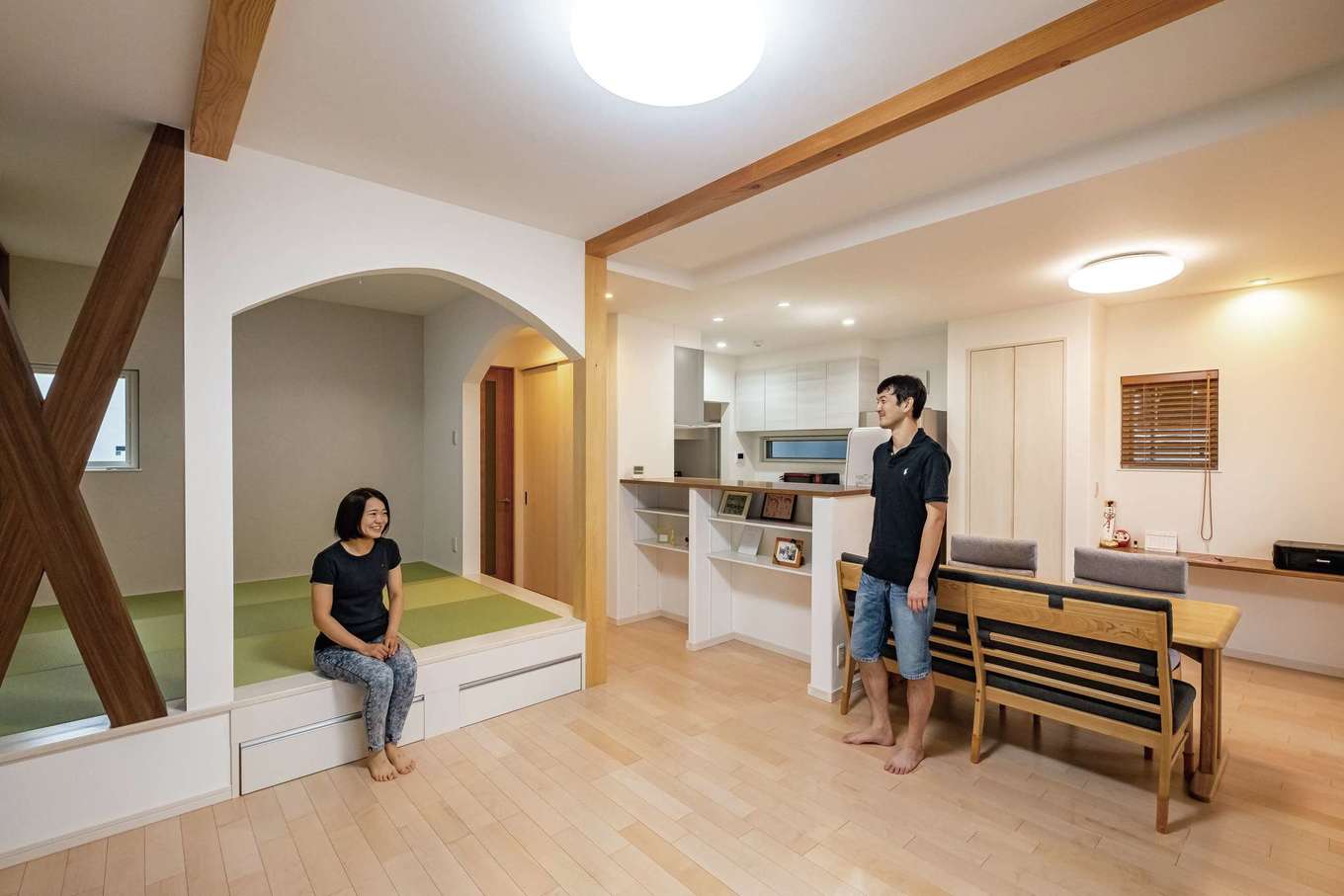 イデキョウホーム【デザイン住宅、収納力、省エネ】帰宅して室内に入った瞬間、ほっとできるような明るい雰囲気にしたかったというLDK。小上がりの和室は座りやすく立ち上がりやすい高さに。共働きで忙しい二人の心やすらぐ空間だ