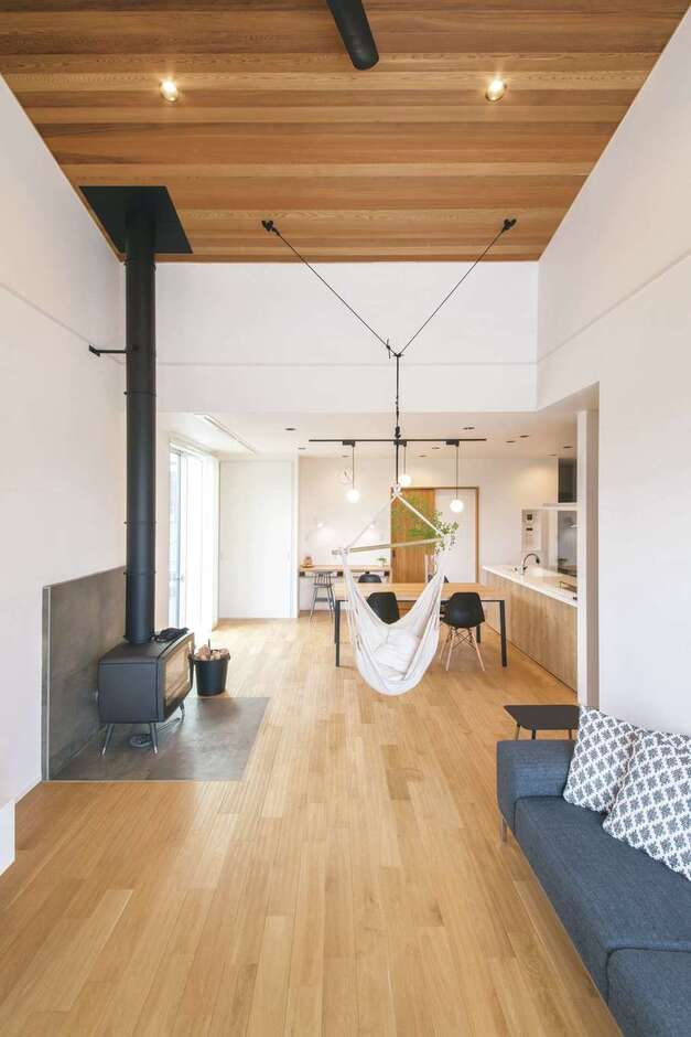 高い勾配天井の開放感に満ちたリビング。『nattoku』オリジナルの無垢材の床と、レッドシダーを張った天井で、ぬくもりのある空間に