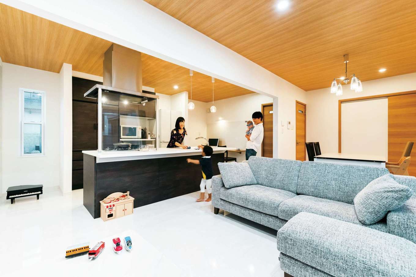 アイワホームサービス【デザイン住宅、屋上バルコニー、ガレージ】理想のシンプルモダンなインテリアでまとめたLDK。大理石調のフロアは床暖房も完備。アドバイスを受けて採用した木調クロスの天井もお気に入り