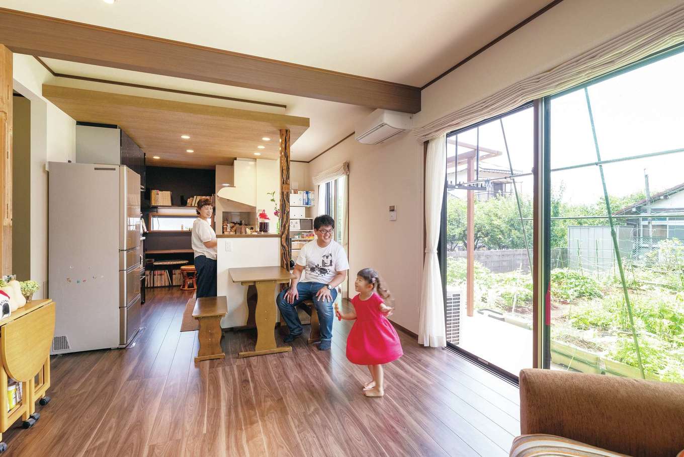 静鉄ホームズ【子育て、和風、趣味】仕切りがなく広々使えるLDK。キッチンは料理しながら庭が見える向きに配置