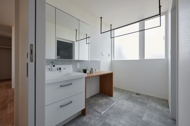 S.CONNECT（エスコネクト）【デザイン住宅、間取り、建築家】室内干しができる脱衣室。洗面台の壁にはタイルを貼った