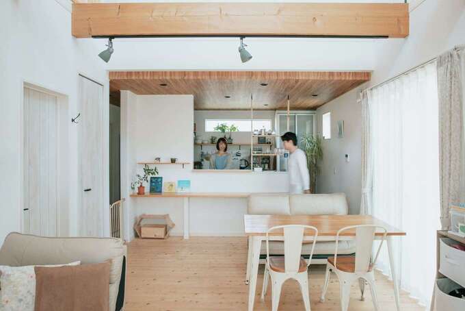 子育て安心住宅 Design Craft Office｜天井を木目にしてアクセントをつけたキッチンスペース。奥さまが手に取りやすい位置に、無添加のお茶などを入れたガラスの小瓶を並べて