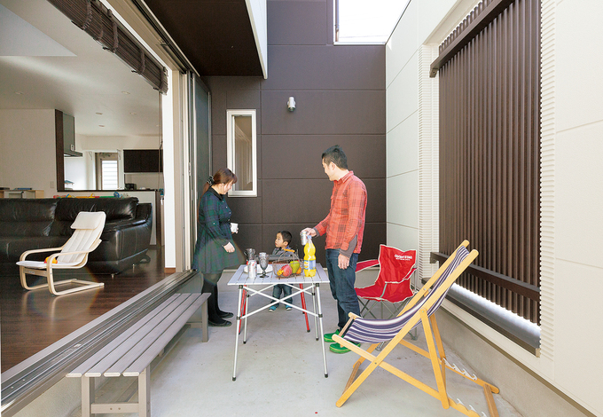 ご主人がモデルハウスで一目惚れした、お気に入りのスペース。休みの日は家族揃ってバーベキューを楽しんだり、お子さんも安心して遊べる自由空間