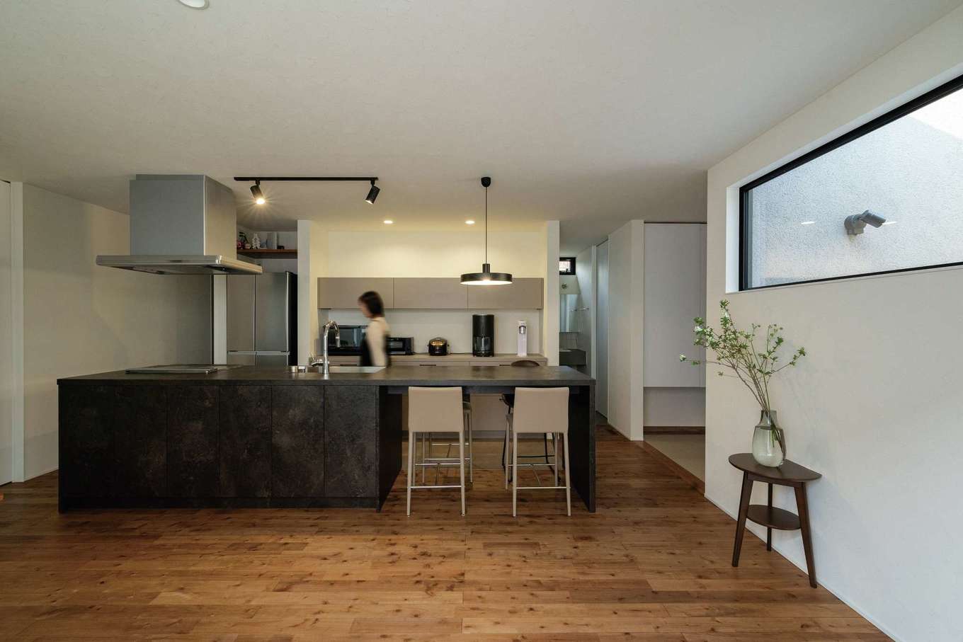 ハウスプラン（R＋house沼津・富士）【デザイン住宅、省エネ、建築家】キッチンは家具のようにスタイリッシュなデザインが人気の「グラフテクト」。ダイニングテープルと一体化し、準備や後片付けも楽