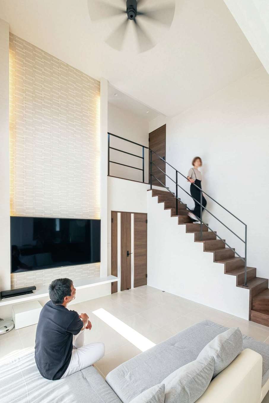 -delphi- デルフィ（藤井建築事務所） 【デザイン住宅、建築家、インテリア】高さ5mもある吹抜けの大空間リビング。清潔感のある白で統一し、リゾートホテルのような優雅な暮らしを楽しむ。テレビの背面は調湿性にすぐれたエコカラットを贅沢に使用